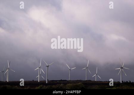 Windturbinen auf Ackerland in Co. Derry, Nordirland. Um die CO2-Emissionen zu reduzieren, nutzen Großbritannien und die Regierungen Wind- und Solarenergie. Stockfoto