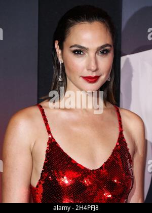 LOS ANGELES, KALIFORNIEN, USA - 04. NOVEMBER: Die Schauspielerin Gal Gadot im Loewe-Kleid kommt bei der Weltpremiere von Netflix's „Red Notice“ auf der Xbox Plaza und Chick Hearn Court in L.A. an Live am 4. November 2021 in Los Angeles, California, USA. (Foto von Xavier Collin/Image Press Agency) Stockfoto