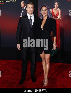 Los Angeles, Usa. November 2021. LOS ANGELES, KALIFORNIEN, USA - 04. NOVEMBER: Regisseur Rawson Marshall Thurber und Frau Sarah Koplin kommen zur Weltpremiere von Netflix's „Red Notice“, die auf der Xbox Plaza und dem Chick Hearn Court in L.A. stattfand Live am 4. November 2021 in Los Angeles, California, USA. (Foto von Xavier Collin/Image Press Agency) Quelle: Image Press Agency/Alamy Live News Stockfoto