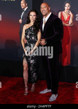 LOS ANGELES, KALIFORNIEN, USA - 04. NOVEMBER: Lauren Hashian und Ehemann/Schauspieler Dwayne Johnson kommen zur Weltpremiere von Netflix's „Red Notice“, die auf der Xbox Plaza und dem Chick Hearn Court in L.A. stattfand Live am 4. November 2021 in Los Angeles, California, USA. (Foto von Xavier Collin/Image Press Agency) Stockfoto