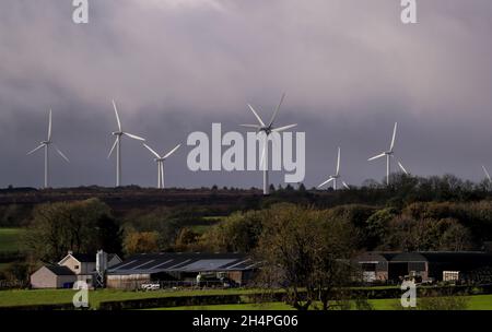 Windturbinen auf Ackerland in Co. Derry, Nordirland. Um die CO2-Emissionen zu reduzieren, nutzen Großbritannien und die Regierungen Wind- und Solarenergie. Stockfoto