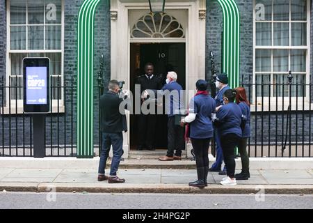 Mitglieder des Royal College of Nursing geben eine Petition an 10 Downing Street, London, ab, die über 160,000 Unterschriften enthält und die Regierung auffordert, eine faire Bezahlung für Krankenpflege zu leisten. Bilddatum: Donnerstag, 4. November 2021. Stockfoto