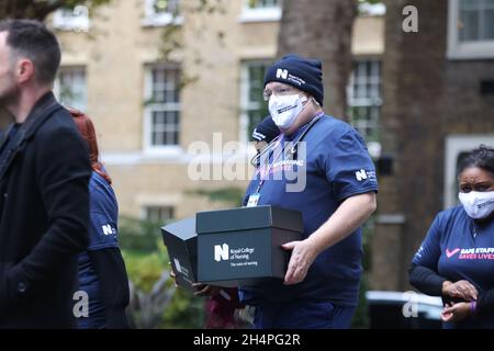 Mitglieder des Royal College of Nursing geben eine Petition an 10 Downing Street, London, ab, die über 160,000 Unterschriften enthält und die Regierung auffordert, eine faire Bezahlung für Krankenpflege zu leisten. Bilddatum: Donnerstag, 4. November 2021. Stockfoto