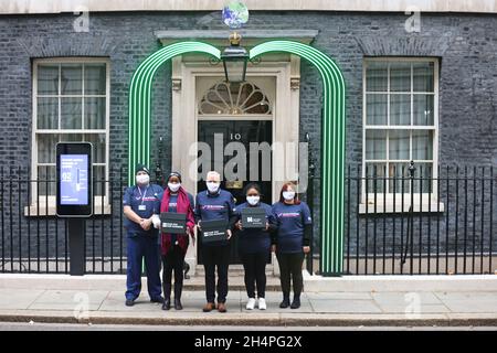 Mitglieder des Royal College of Nursing geben eine Petition an 10 Downing Street, London, ab, die über 160,000 Unterschriften enthält und die Regierung auffordert, eine faire Bezahlung für Krankenpflege zu leisten. Bilddatum: Donnerstag, 4. November 2021. Stockfoto