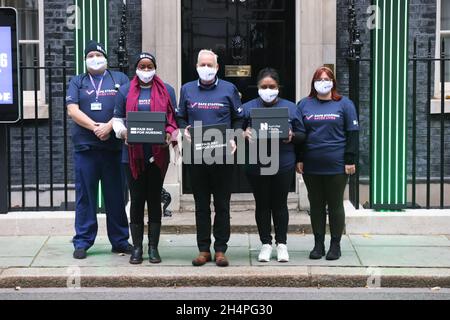 Mitglieder des Royal College of Nursing geben eine Petition an 10 Downing Street, London, ab, die über 160,000 Unterschriften enthält und die Regierung auffordert, eine faire Bezahlung für Krankenpflege zu leisten. Bilddatum: Donnerstag, 4. November 2021. Stockfoto