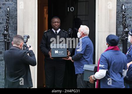 Mitglieder des Royal College of Nursing geben eine Petition an 10 Downing Street, London, ab, die über 160,000 Unterschriften enthält und die Regierung auffordert, eine faire Bezahlung für Krankenpflege zu leisten. Bilddatum: Donnerstag, 4. November 2021. Stockfoto