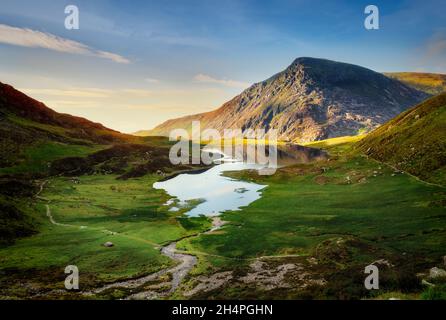Pen yr Ole Wen und Llyn Idwal aus Devil's Küche bei Sonnenuntergang, Nordwales Stockfoto