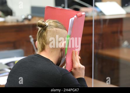 Hamburg, Deutschland. November 2021. Der Mann, der des versuchten Totschlags beschuldigt wird, befindet sich auf der Anklagebank. Er soll nach einem eskalierten Streit über das Tragen einer Maske einen Fahrer erstochen haben, kann sich aber nicht an die Tat erinnern. Quelle: Ulrich Perrey/dpa/Alamy Live News Stockfoto