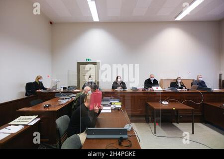 Hamburg, Deutschland. November 2021. Die Angeklagte (Front) des versuchten Totschlags sitzt im Dock. Er soll nach einem eskalierten Streit über das Tragen einer Maske einen Fahrer erstochen haben, kann sich aber nicht an die Tat erinnern. Quelle: Ulrich Perrey/dpa/Alamy Live News Stockfoto