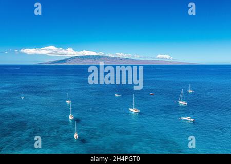 Segelboote im Vordergrund mit Lanai im Hintergrund aus Drohnenperspektive Stockfoto