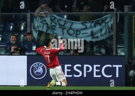 Bergamo, Italien. November 2021. Cristiano Ronaldo (Manchester United) feiert, nachdem er den Ausgleich während Atalanta BC gegen Manchester United, UEFA Champions League Fußballspiel in Bergamo, Italien, 02 2021. November erzielt hat Quelle: Independent Photo Agency/Alamy Live News Stockfoto