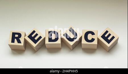 Verringern, wiederverwenden und recyceln Wort auf Holz Block geschrieben. Verringern, wiederverwenden und recyceln Text auf Holz- Tabelle für Ihr Design, Konzept. Stockfoto