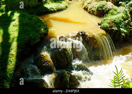 Kleiner Wasserfall mit Kaskaden in Fournas auf den azoren Stockfoto