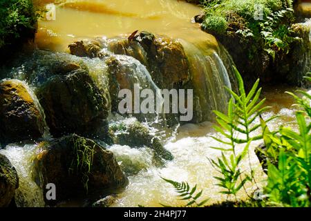 Kleiner Wasserfall mit Kaskaden in Fournas auf den azoren Stockfoto