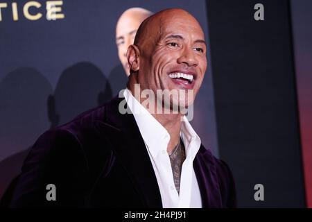 Los Angeles, Usa. November 2021. LOS ANGELES, KALIFORNIEN, USA - 04. NOVEMBER: Schauspieler Dwayne Johnson kommt zur Weltpremiere von Netflix's „Red Notice“ auf der Xbox Plaza und Chick Hearn Court in L.A. an Live am 4. November 2021 in Los Angeles, California, USA. (Foto: Xavier Collin/Image Press Agency/Sipa USA) Quelle: SIPA USA/Alamy Live News Stockfoto