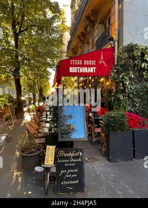 Stühle und Tisch in einem traditionellen Pariser Straßencafé, Paris, Frankreich Stockfoto