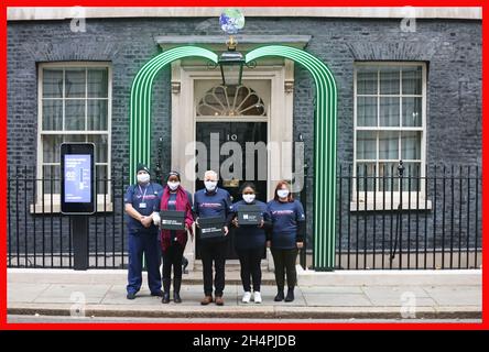 Mitglieder des Royal College of Nursing geben eine Petition an 10 Downing Street, London, ab, die über 160,000 Unterschriften enthält und die Regierung auffordert, eine faire Bezahlung für Krankenpflege zu leisten. Bilddatum: Donnerstag, 4. November 2021. Stockfoto