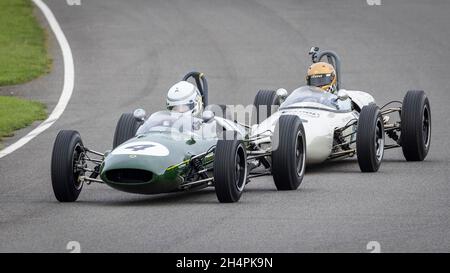 Michael Hibberds 1962 Lotus-Ford 22 führt den 1961 Lotus-Ford 20/22 von Simon Diffey während des Arundell Cup-Rennens bei Goodwood 78mm, Sussex, Großbritannien, an. Stockfoto