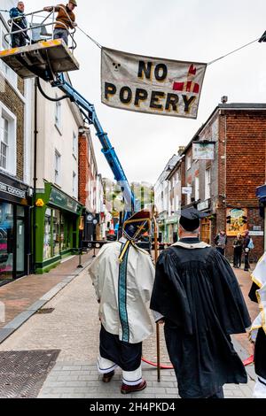 Lewes, East Sussex, Großbritannien. November 2021. Mitglieder der Cliffe Bonfire Society bereiten sich auf die jährliche Guy Fawkes Night vor, die am 5. November in der Grafschaft Lewes, East Sussex, stattfindet. Dies wird die erste Guy Fawkes Night-Feier in der Stadt seit Beginn der Pandemie von Covid 19 sein, die Veranstaltung der letzten Jahre wurde abgesagt und die Veranstaltung wird in der Regel jedes Jahr von Zehntausenden Besuchern besucht. Kredit: Grant Rooney/Alamy Live Nachrichten Stockfoto