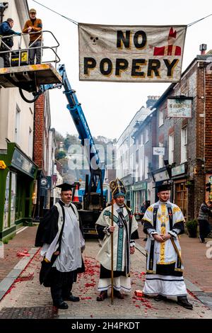 Lewes, East Sussex, Großbritannien. November 2021. Mitglieder der Cliffe Bonfire Society bereiten sich auf die jährliche Guy Fawkes Night vor, die am 5. November in der Grafschaft Lewes, East Sussex, stattfindet. Dies wird die erste Guy Fawkes Night-Feier in der Stadt seit Beginn der Pandemie von Covid 19 sein, die Veranstaltung der letzten Jahre wurde abgesagt und die Veranstaltung wird in der Regel jedes Jahr von Zehntausenden Besuchern besucht. Kredit: Grant Rooney/Alamy Live Nachrichten Stockfoto