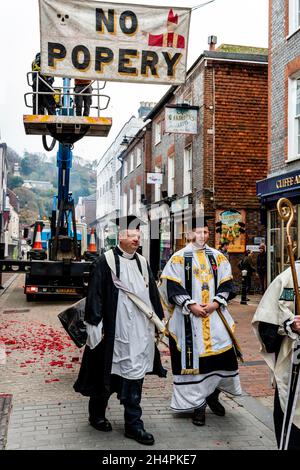 Lewes, East Sussex, Großbritannien. November 2021. Mitglieder der Cliffe Bonfire Society bereiten sich auf die jährliche Guy Fawkes Night vor, die am 5. November in der Grafschaft Lewes, East Sussex, stattfindet. Dies wird die erste Guy Fawkes Night-Feier in der Stadt seit Beginn der Pandemie von Covid 19 sein, die Veranstaltung der letzten Jahre wurde abgesagt und die Veranstaltung wird in der Regel jedes Jahr von Zehntausenden Besuchern besucht. Kredit: Grant Rooney/Alamy Live Nachrichten Stockfoto
