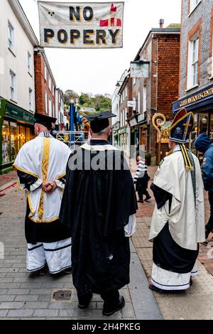 Lewes, East Sussex, Großbritannien. November 2021. Mitglieder der Cliffe Bonfire Society bereiten sich auf die jährliche Guy Fawkes Night vor, die am 5. November in der Grafschaft Lewes, East Sussex, stattfindet. Dies wird die erste Guy Fawkes Night-Feier in der Stadt seit Beginn der Pandemie von Covid 19 sein, die Veranstaltung der letzten Jahre wurde abgesagt und die Veranstaltung wird in der Regel jedes Jahr von Zehntausenden Besuchern besucht. Kredit: Grant Rooney/Alamy Live Nachrichten Stockfoto