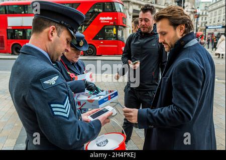 London, Großbritannien. November 2021. Mitglieder der Royal Air Force sammeln (Bargeld und kontaktlose Zahlungen) vor dem Oxford Circus Tube - Poppy Day, die Royal British Legion setzt Soldaten und Frauen ein, um ihre jährliche Spendenaktion zu starten. Dies ist im Aufbau bis zum Gedenktag. Kredit: Guy Bell/Alamy Live Nachrichten Stockfoto