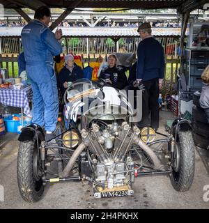 Sue Darbyshire Morgan Super Aero 1928 in der Fahrerlager-Garage beim 78. Mitgliedertreffen, Sussex, Großbritannien. Teilnehmer der Earl Howe Trophy. Stockfoto