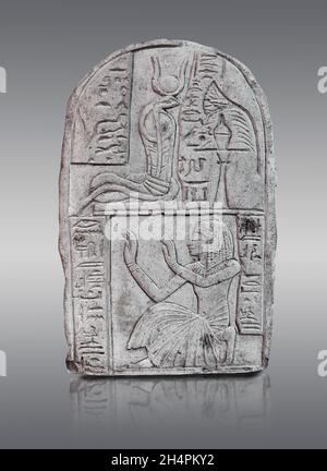 Alte ägyptische Stele von Nakhtimen, 1279 - 1213 v. Chr., Deir el-Medina. Louvre Museum N 4194. Anbetungsszene; unten - ein Mann kniet, geflisseter Kilt, F Stockfoto