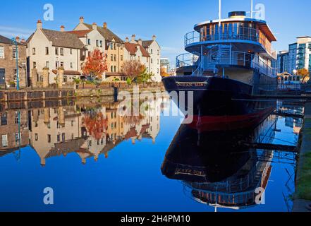 Water of Leith, The Shore, Edinburgh, Schottland, Großbritannien. November 2021. Herbst Sonnenschein Reflexionen an einem kalten, ruhigen Morgen. Temperatur 2 Grad Celsius. Im Bild: Der Ocean Mist im Vordergrund wird noch renoviert, soll aber laut aktuellen Berichten der Besitzer bald geöffnet werden. Luxuriöses, schwimmendes Boutique-Hotel mit 17 Schlafzimmern und Bar, fest in Leith an der Edinburgh Waterfront gelegen. Eröffnung im Frühjahr 2021. Quelle: Arch White/Alamy Live News. Stockfoto