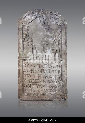 Alte ägyptische Stele von Cleopatre, 2. Juli 51 v. Chr., Ptolomäisches Königreich, Kalkstein. Der Louvre Museum im Jahr 27442. Inkriptisch auf Griechisch. Königin Kleopatra VII Stockfoto