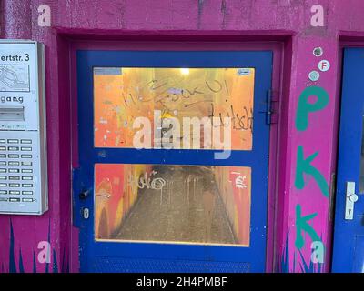 Berlin, Deutschland. Oktober 2021. Ein Postbote ist hinter einer gepfropften Eingangstür am Kottbuser Tor zu sehen. Quelle: Paul Zinken/dpa/Alamy Live News Stockfoto