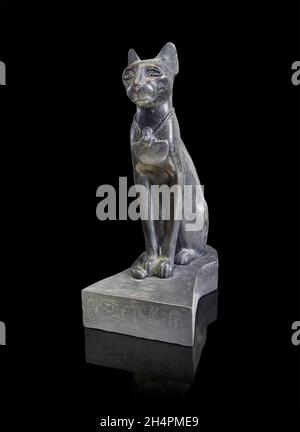 Ägyptische Statue Skulptur der Göttin Bastet als Katze, 664-610 v. Chr., 26. Dynastie, Bronze. Louvre Museum E2533. Herrschaft von Psammetique 1. Inscriptio Stockfoto