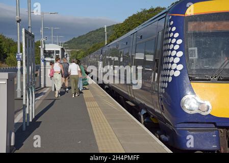 Passagier, der am Bahnhof Tweedbank, Scottish Borders, Großbritannien, entlang des Bahnsteigs geht, um in einen Scotrail-Zug zu steigen. September 2021 Stockfoto