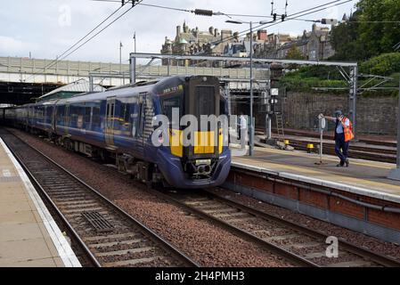Ein elektrischer Mehrzugzug der ScotRail-Klasse 385 wartet auf dem Bahnsteig am Bahnhof Edinburgh Waverley, Schottland, Großbritannien. September 2021 Stockfoto