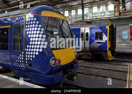 ScotRail-Dieselzüge der Klassen 158 und 170 warten auf den Bahnsteig am Bahnhof Edinburgh Waverley, Schottland, September 2021 Stockfoto