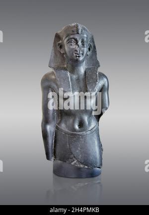 ptolemäische ägyptische Statue Skulptur eines Königs, 1. Jh. v. Chr., Basalte Louvre Museum Inv A28. Stockfoto