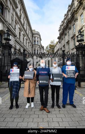 REDAKTIONELLE VERWENDUNG NUR Graham Revie, Vorsitzender des RCN Trade Union Committee (Mitte), tritt den Krankenschwestern (von links nach rechts) Natalie Brooks, Annette Bailey, Temitope Soile und Gerard Swinton in der Downing Street, London, bei, um die Petition zur fairen Bezahlung für Krankenpflege einzureichen. Bilddatum: Donnerstag, 4. November 2021. Stockfoto