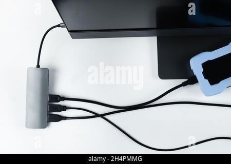 Adapter mit Anschluss von externen Festplatten, die an einen Monoblock auf einem weißen background.Computer mit einer Festplatte angeschlossen sind. Stockfoto