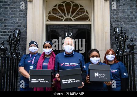 REDAKTIONELLE VERWENDUNG NUR Graham Revie, Vorsitzender des RCN Trade Union Committee (Mitte), tritt den Krankenschwestern (von links nach rechts) Gerard Swinton, Temitope Soile, Annette Bailey und Natalie Brooks in der Downing Street, London bei, um die Petition zur fairen Bezahlung für Krankenpflege einzureichen. Bilddatum: Donnerstag, 4. November 2021. Stockfoto