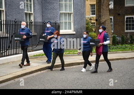 NUR FÜR REDAKTIONELLE ZWECKE (von links nach rechts) Graham Revie, Vorsitzender des RCN-Gewerkschaftsausschusses und Krankenschwestern Gerard Swinton, Natalie Brooks, Annette Bailey und Temitope Soile kommen in der Downing Street, London an, um die Petition „Fair Pay for Nursing“ einzureichen. Bilddatum: Donnerstag, 4. November 2021. Stockfoto