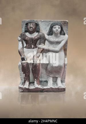 Ägyptische Statue Skulptur eines Paares sitzend, 2350-2200, 6. Dynastie, mastaba Grab d'ISI. Louvre Museum E14399. Frau sitzend ein Kleid, ausgestelltes wi Stockfoto