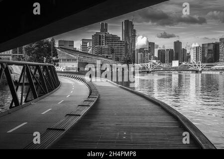 MELBOURNE, AUSTRALIEN - 19. Jun 2019: Eine Graustufenaufnahme von Melbourne entlang des Yarra River, Australien Stockfoto