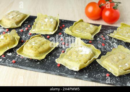 Konzept des Kochens von Ravioli auf Holzhintergrund Stockfoto