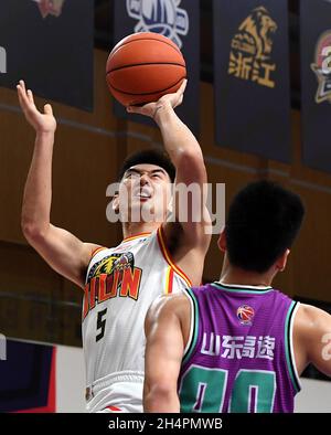 Zhuji, Chinas Provinz Zhejiang. November 2021. Cui Jinming (L) aus Jilin Northeast Tigers schießt während des 9. Spielrunde zwischen Shandong Heros und Jilin Northeast Tigers in der Saison 2021-2022 der Liga der Chinesischen Basketballvereinigung (CBA) in Zhuji, Ostchinas Provinz Zhejiang, 4. November 2021. Kredit: Li An/Xinhua/Alamy Live Nachrichten Stockfoto