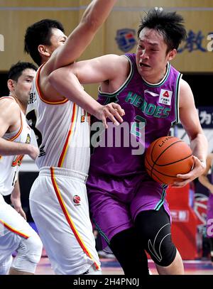 Zhuji, Chinas Provinz Zhejiang. November 2021. Ding Yanyuhang (R) von Shandong Heros tritt während des 9. Runde Spiels zwischen Shandong Heros und Jilin Northeast Tigers in der Saison 2021-2022 der Chinese Basketball Association (CBA) Liga in Zhuji, Ost-Chinas Provinz Zhejiang, am 4. November 2021 an. Kredit: Li An/Xinhua/Alamy Live Nachrichten Stockfoto