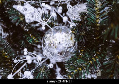 Festlicher Weihnachtsbaum mit Weihnachtsspielzeug Silberkugel verziert. Winterfeiertag. Neujahrskonzept. Weihnachtspostkarte Stockfoto