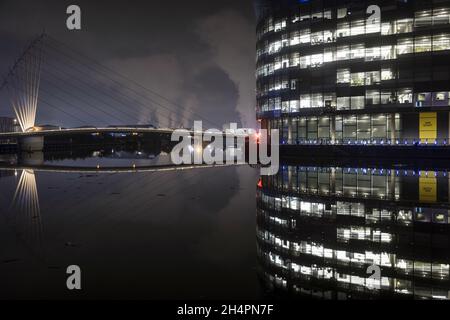 Gebäude der Media City und eine Brücke über den Manchester Ship Canal bei Salford Quays bei Nacht Stockfoto