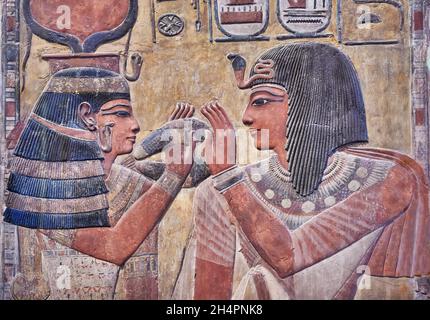 Altes ägyptisches Grabrelief Wandbild von Seti I und Göttin Hathor, 1294-1279, KV17 Grab von Seti I Vally der Könige Theben. Louvre Museum B7 oder N124. Einrichtung Stockfoto