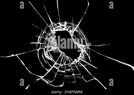 Loch im Fenster. Gebrochenes schwarzes Glas. Texturkonzept für Design Stockfoto